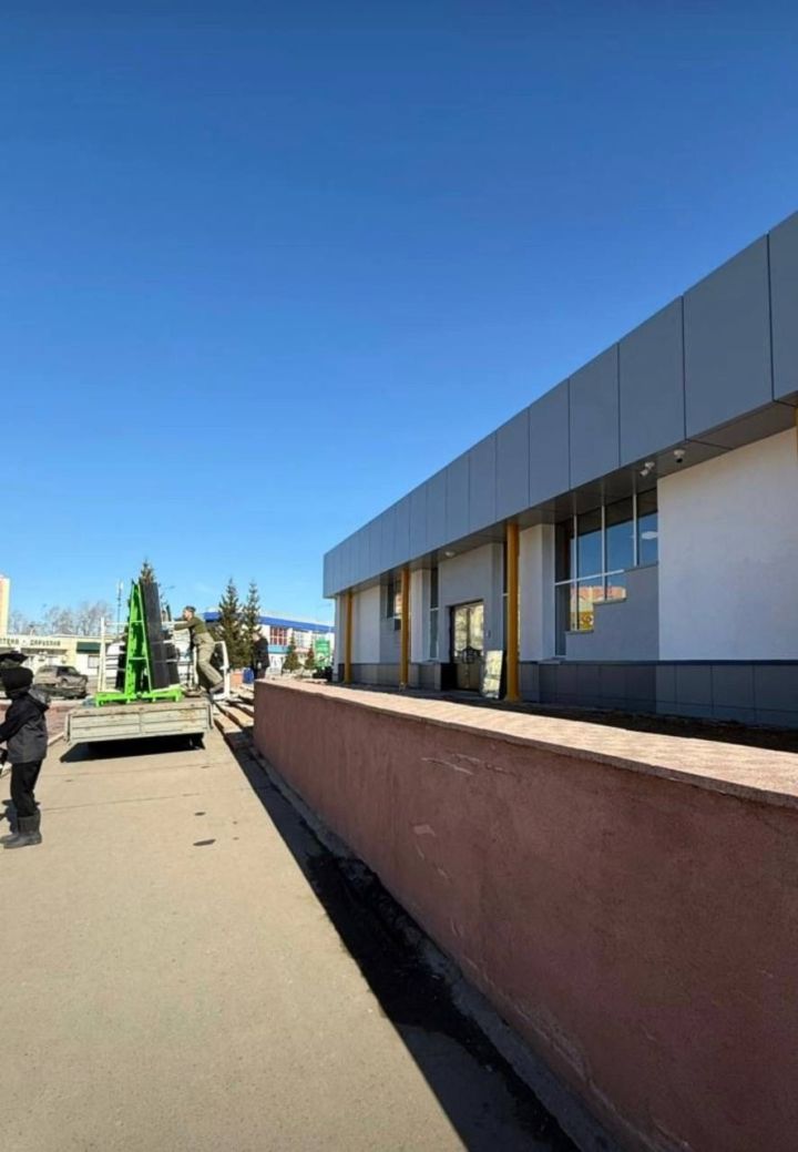 В Менделеевске продолжается ремонт кинотеатра «Юность»