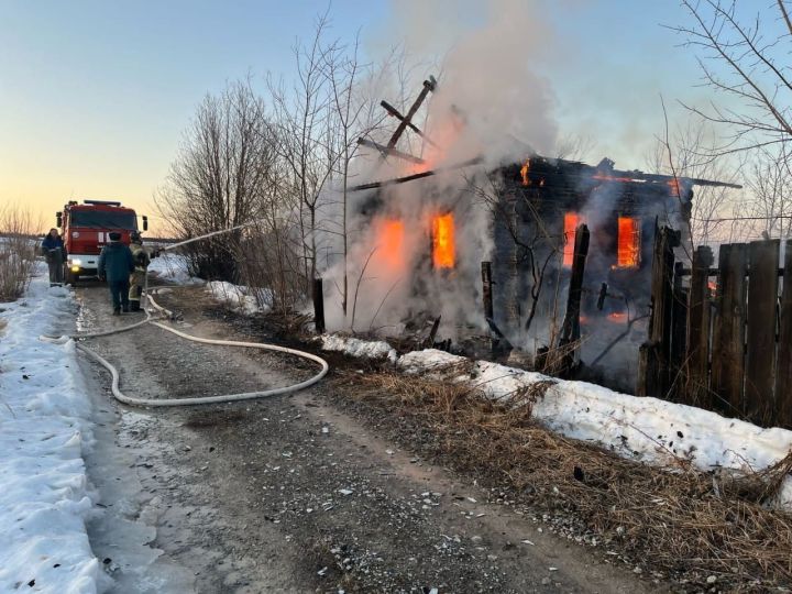 Крупный пожар уничтожил дом в Менделеевском районе