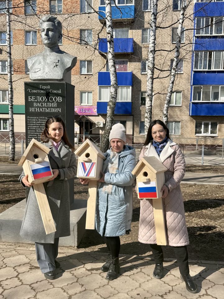 Коллектив «Менделеевских новостей» в Международный день птиц развесил патриотические скворечники на аллее Героев