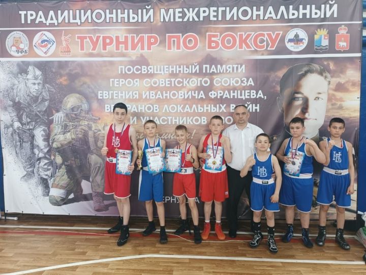 Боксеры из Менделеевска завоевали медали на турнире по боксу