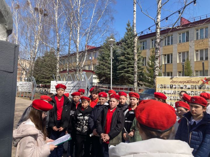 Юнармейцы Менделеевска побывали на экскурсии по Аллее Героев