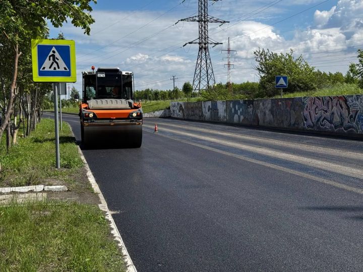 В Менделеевском районе активно обновляют дорожное покрытие