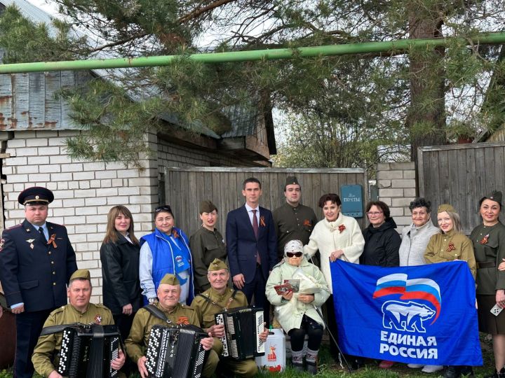 Жительница Менделеевска Антонина Кравченко принимала поздравления