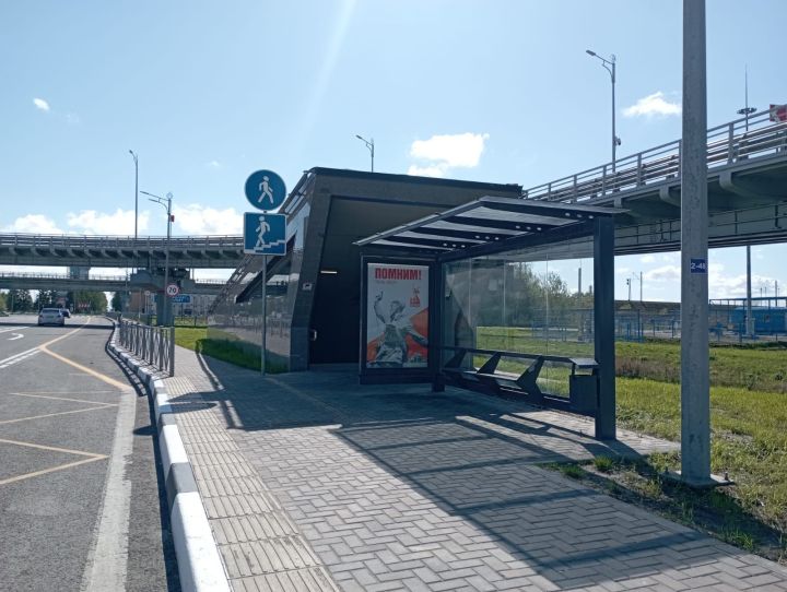 Дорожники обновили павильоны на подъезде к аэропорту Казани к 80-летию Победы