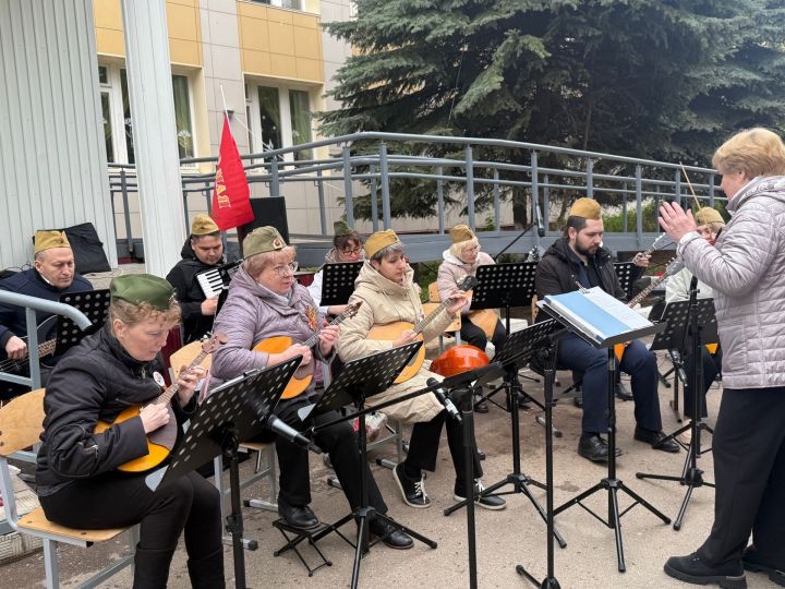 В Менделеевске провели акцию майский «Вальс Победы»