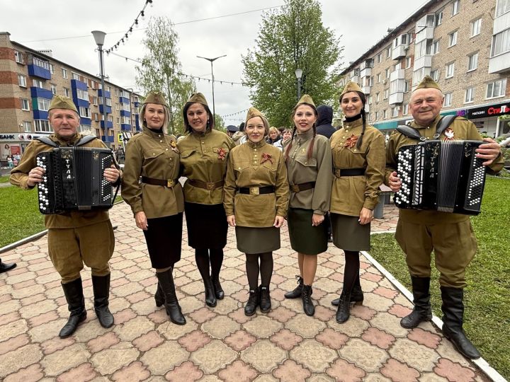 В Менделеевске шествующих встречали артисты в военной форме и различные локации с мастер-классами