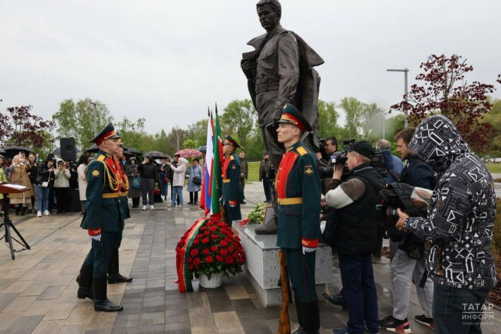 В Казани торжественно открыли памятник поэту-фронтовику Фатиху Кариму
