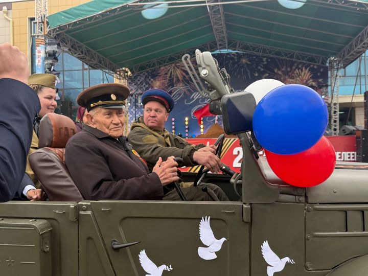 В День Победы в Менделеевске праздничное шествие колонн организовали по аллее Героев
