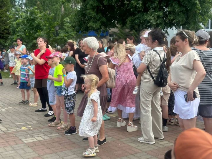 День защиты детей для ребятишек сотрудников АО «Аммоний» провели на площадке кинотеатра «Юность»