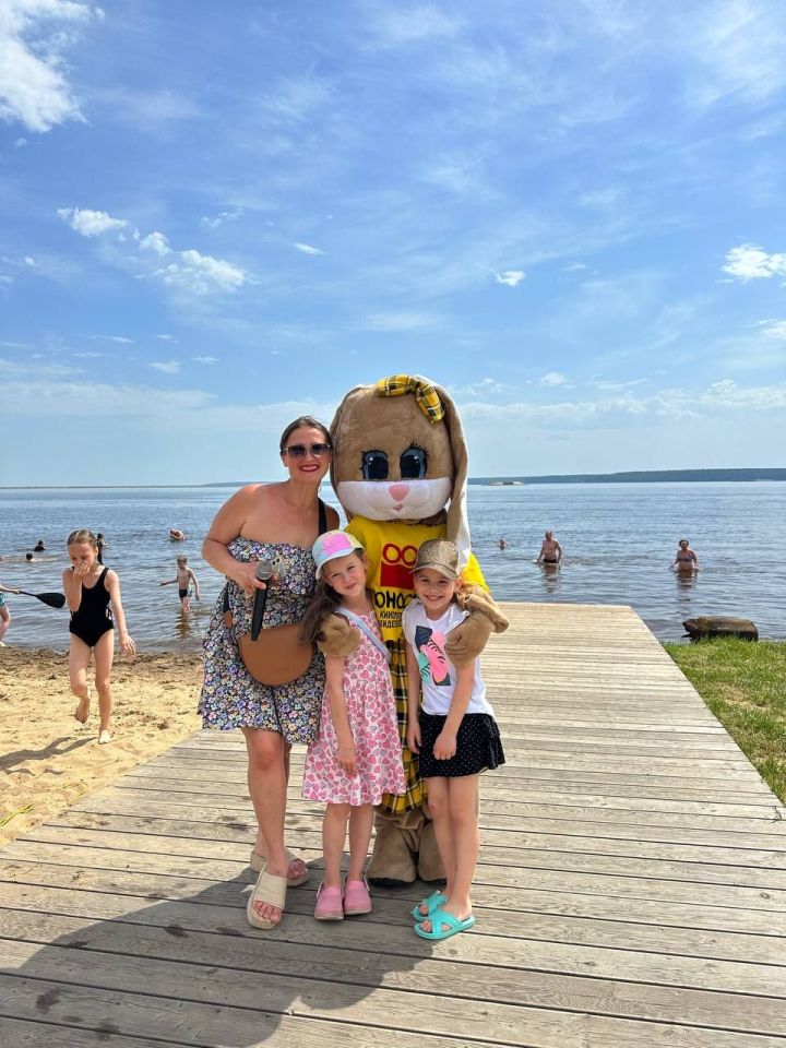 На пляже Менделеевска весело открыли летний сезон