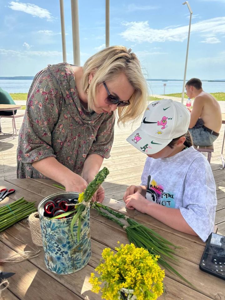 На пляже Менделеевска весело открыли летний сезон