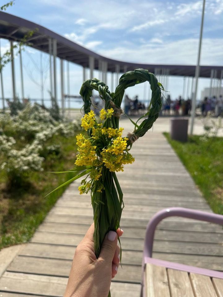 На пляже Менделеевска весело открыли летний сезон