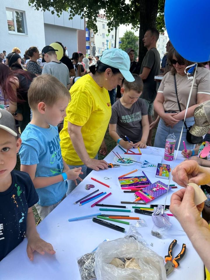 День защиты детей для ребятишек сотрудников АО «Аммоний» провели на площадке кинотеатра «Юность»