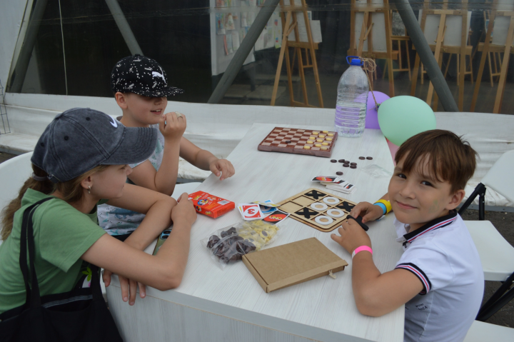 В куполе «Атмосфера» юные менделеевцы стали участниками яркого праздника в честь Дня защиты детей