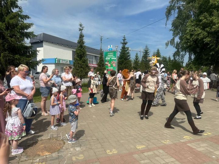 День защиты детей для ребятишек сотрудников АО «Аммоний» провели на площадке кинотеатра «Юность»