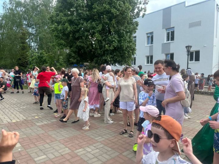 День защиты детей для ребятишек сотрудников АО «Аммоний» провели на площадке кинотеатра «Юность»