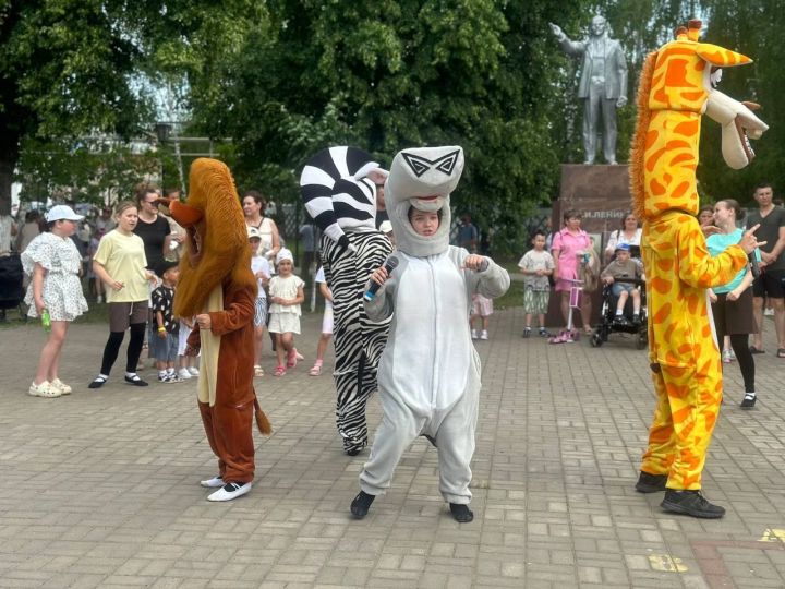 День защиты детей для ребятишек сотрудников АО «Аммоний» провели на площадке кинотеатра «Юность»