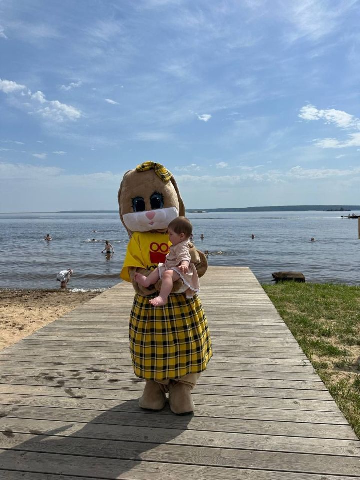 На пляже Менделеевска весело открыли летний сезон