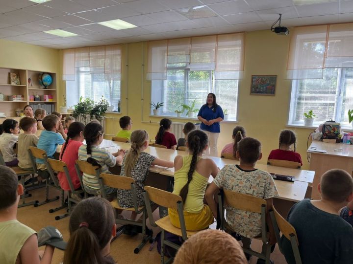 В лагерях Менделеевска проводят профилактические беседы по ПДД