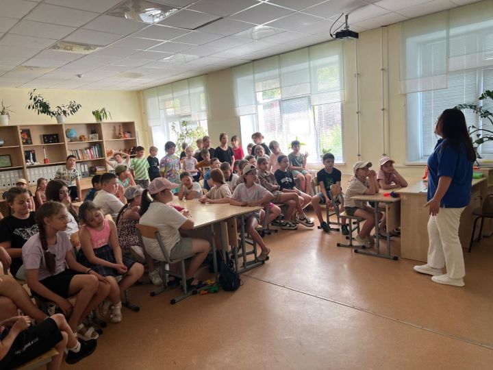 В лагерях Менделеевска проводят профилактические беседы по ПДД