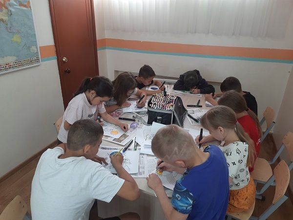 Воспитанники приюта «Камские зори» поддерживают бойцов СВО теплыми письмами и творческими подарками
