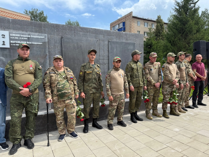 В Менделеевске в День ветеранов боевых действий почтили память героев, поздравили бойцов СВО и отправили большой гуманитарный груз в 25 тонн с автотехникой