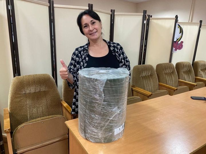 Исполком Ижевского сельского поселения передал ткань для маскировочных сетей Народному театру «Дөрешкәй»