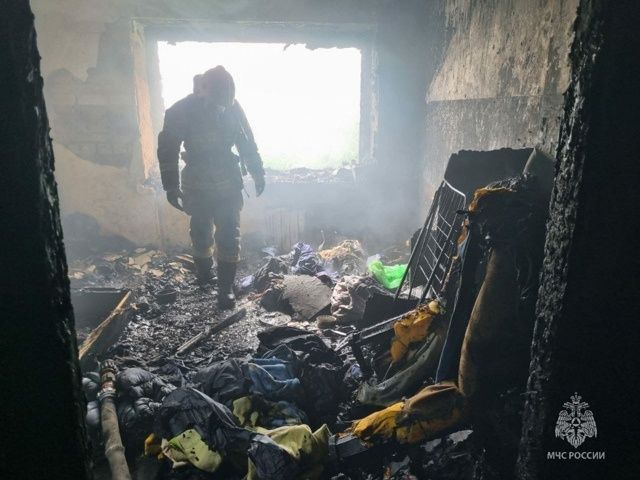 В Менделеевске пожарные эвакуировали 5 человек из горящей квартиры на пятом этаже