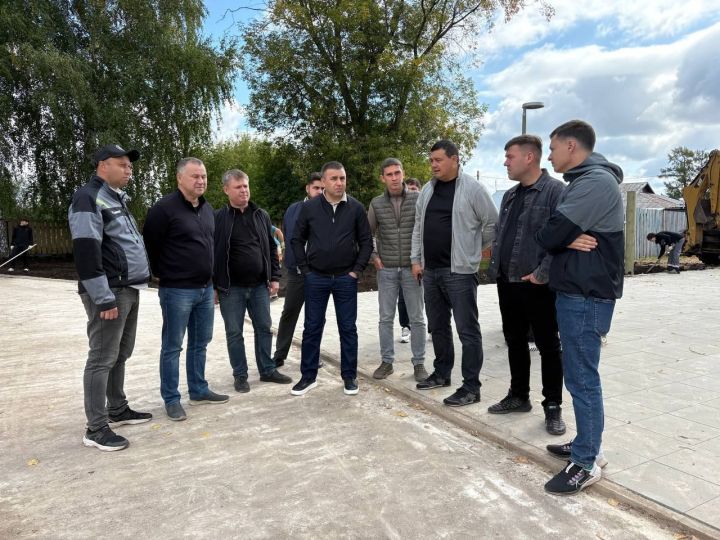 В Менделеевске провели выездное совещание по контролю качества капитального ремонта объектов