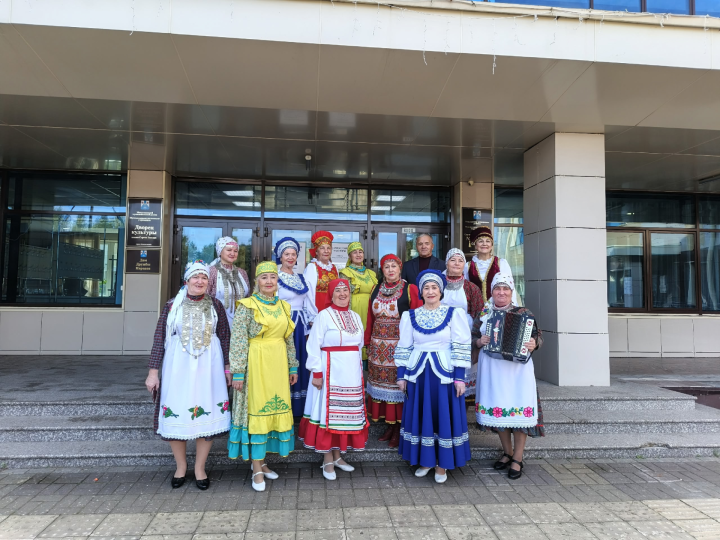 Творческие коллективы Менделеевска исполнили песни и стихи, станцевали на избирательном участке