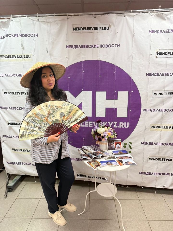 Китайский сувенир для первого подписчика: директор «ДШИ» Алия Абрамова с «Менделеевскими новостями»