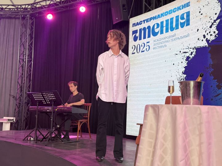 «Ананасами в шампанском» побаловал зрителей творческий дуэт на «Пастернаковских чтениях» в Менделеевске