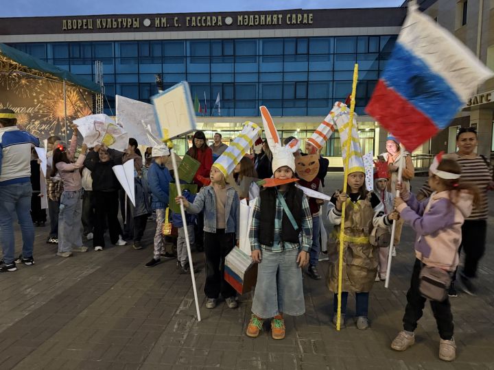 Карнавал красок и фантазии в Менделеевске: как дети превратились в героев фестиваля «Пастернаковские чтения»