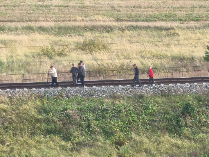 Опасная игра: дети катаются на самокатах по железнодорожным путям в Менделеевском районе