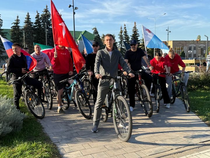 Яркий патриотический велопробег объединил жителей разных возрастов Менделеевска