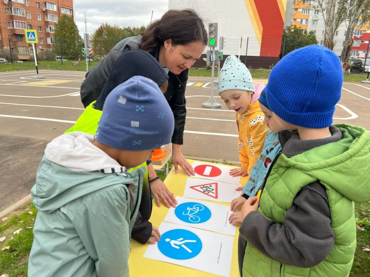 В детском саду «Маленький гений» города Менделеевск проведено познавательное мероприятие по ПДД