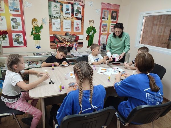 Юные мастера из приюта «Камские зори» создали открытки ко Дню пожилого человека