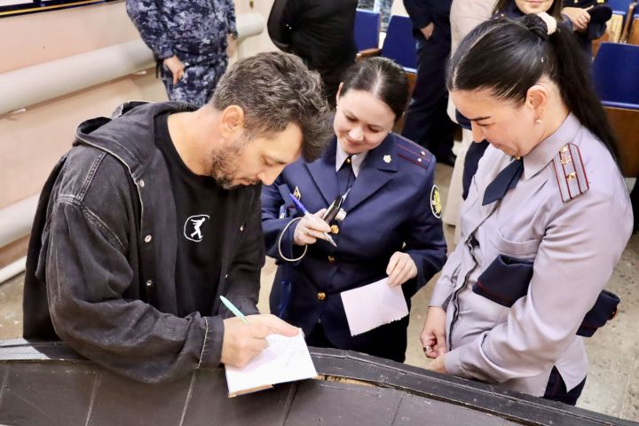Известный татарский певец Фирдус Тямаев зарядил патриотическим духом и энергетикой осуждённых и коллектив исправительной колонии в Менделеевске