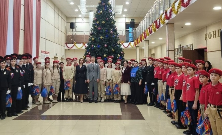 Депутат Госдумы Альфия Когогина вручила новогодние подарки 80 юнармейцам и кадетам в Год Защитника Отечества
