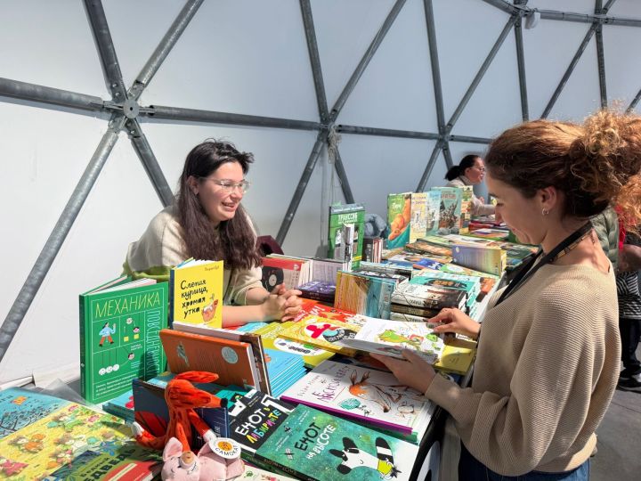 На книжном фестивале «Мы и Менделеевск» городской библиотеке подарили 350 новых книг