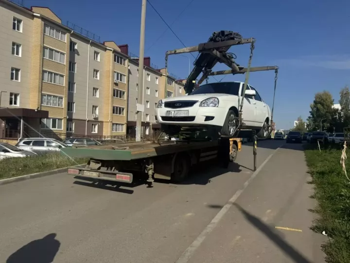 В Менделеевске эвакуировали автомобиль, припаркованный на тротуаре