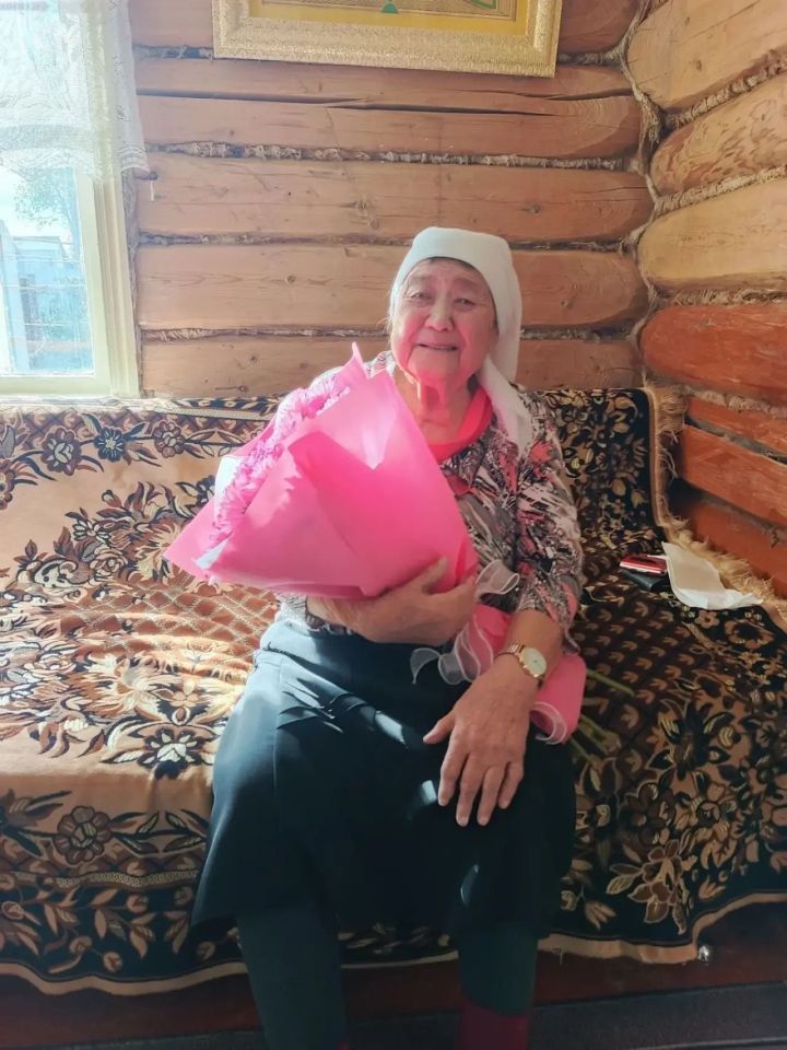 Камай авылы укытучысы Асия Мәҗитовага 85 яшь: 38 ел белем бирү, 110 еллык педагогик династия