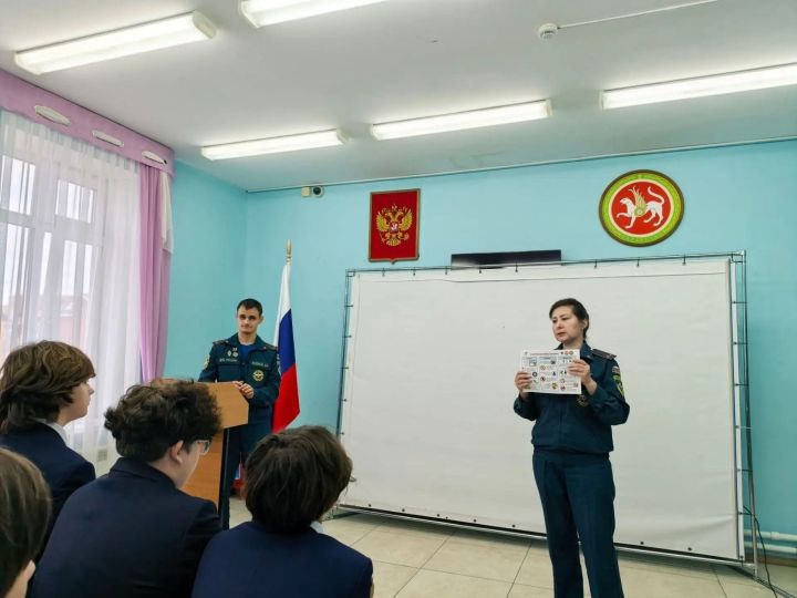 Спасатели рассказали гимназистам Менделеевска о своей профессии