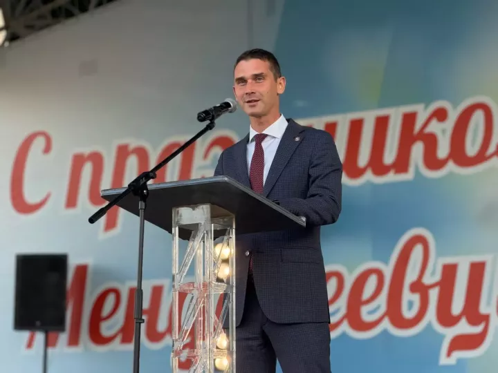 Роберт Искандаров поздравил учителей Менделеевского района
