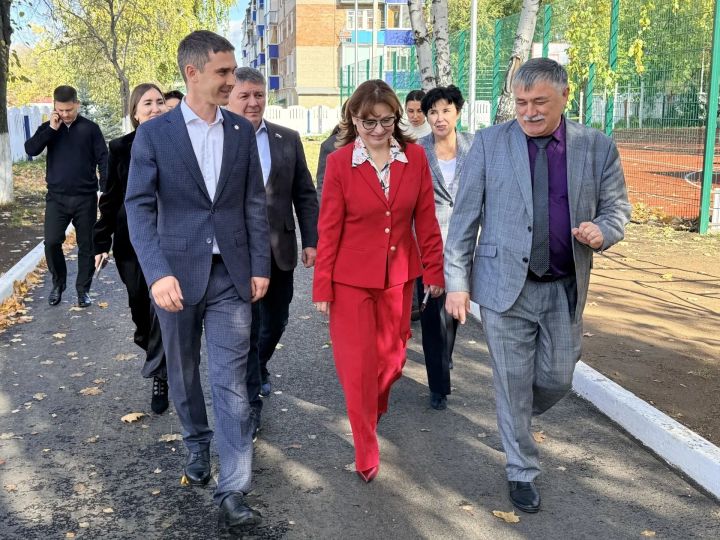 Светлана Захарова оценила работу учреждений Менделеевского района
