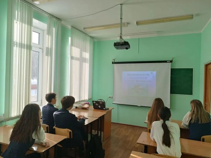 Десятиклассники Менделеевского района обсудили угрозы в сети и правила безопасного интернета