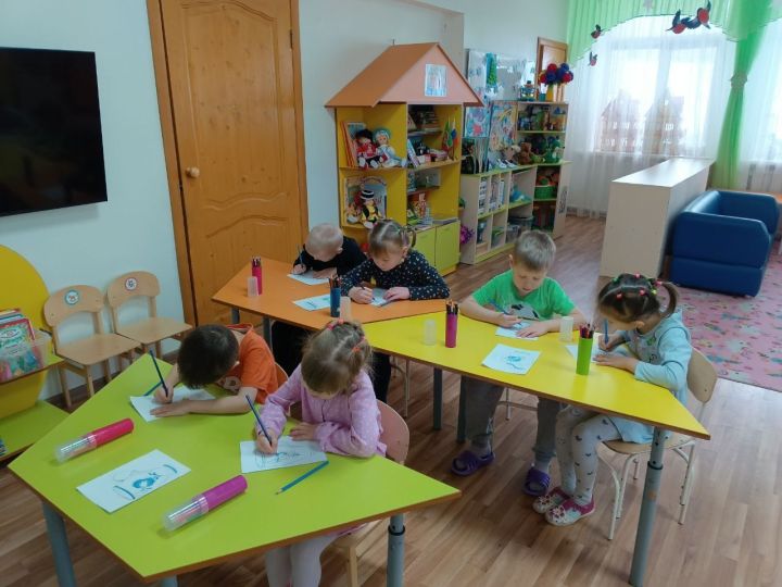 В приюте «Камские зори» Менделеевска дошкольники расписали посуду в технике гжель