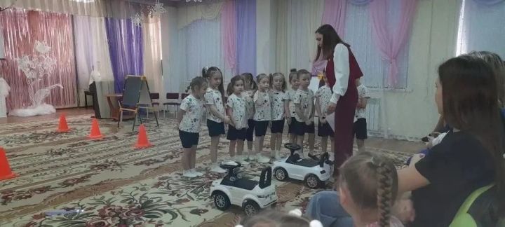 В детском саду «Планета детства» Менделеевска провели мероприятие «Сундучок с правилами безопасного поведения на дорогах»