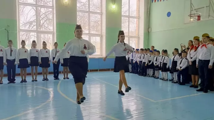 В школе №4 прошел конкурс строя и песни: юные патриоты показали выправку и дисциплину