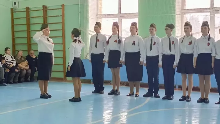 В школе №4 прошел конкурс строя и песни: юные патриоты показали выправку и дисциплину